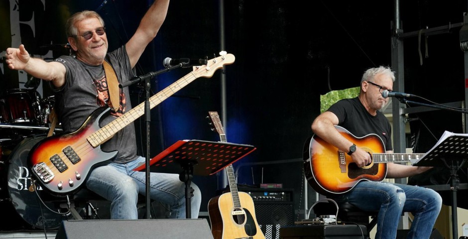 2GETHER   Tel 07851 8865743