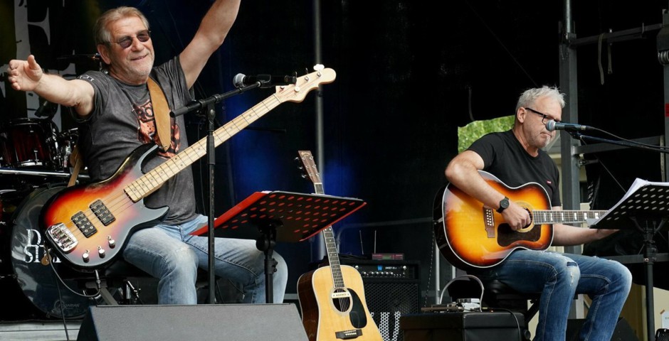 2GETHER   Tel 07851 8865743